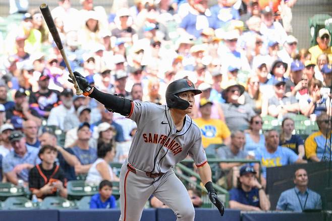 Jun 4, 2026; Milwaukee, Wisconsin, USA;  San Francisco Giants right fielder Jung Hoo Lee (51) hits a double to drive in a run in the third inning against the Milwaukee Brewers at American Family Field. Mandatory Credit: Benny Sieu-Imagn Images        <저작권자(c) 연합뉴스, 무단 전재-재배포, AI 학습 및 활용 금지>