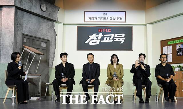 배우 표지훈(왼쪽 다섯 번째)이 5일 오전 서울 중구 앰배서더 서울 풀만 호텔에서 열린 넷플릭스 시리즈 '참교육' 제작발표회에 참석해 발언하고 있다. 왼쪽부터 방송인 박경림, 배우 김무열, 이성민, 진기주, 표지훈(피오), 홍종찬 감독. /박상민 기자