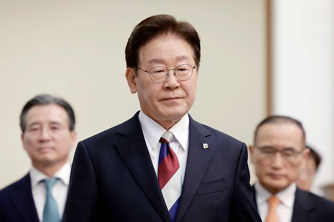 이재명 대통령이 4일 청와대에서 열린 수석보좌관회의에 입장하고 있다. /뉴스1