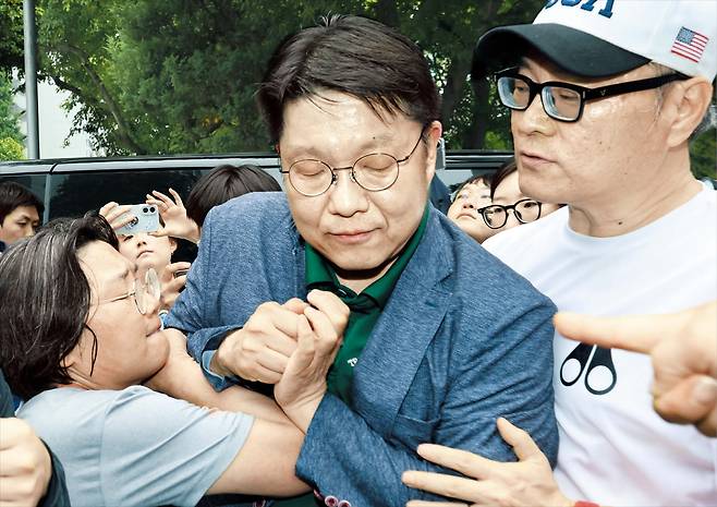 서울선관위 사무처장 막아서는 시민들  4일 서울 송파구 잠실7동 제2투표소 앞에서 시민들이 김범진 서울시선거관리위원회 사무처장에게 항의하고 있다. 지난 3일 투표용지 부족 사태가 발생한 곳이다. 시민들은 투표소 입구에서 투표함 반출을 저지하고 있다. /장경식 기자