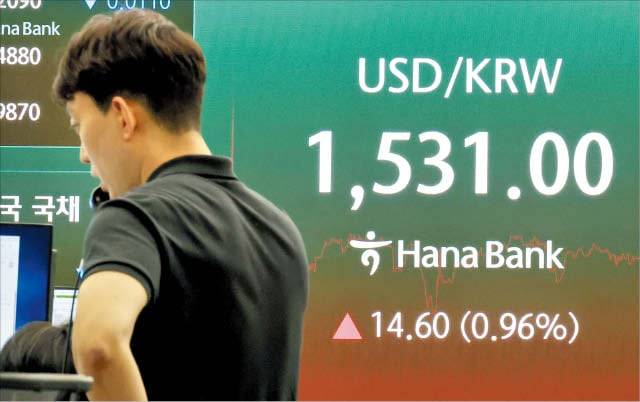 4일 서울 중구 하나은행 딜링룸 현황판에 달러 대비 원화 환율이 전날보다 14.6원 오른 1531원으로 표시되고 있다. /뉴스1