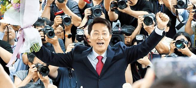 사상 첫 5선 서울시장 된 오세훈 오세훈 서울시장 당선인이 당선이 확실시된 4일 오전 서울 종로구 선거사무소에서 지지자들을 향해 두 손을 들어 올리며 감사 인사를 전하고 있다. /엽합뉴스