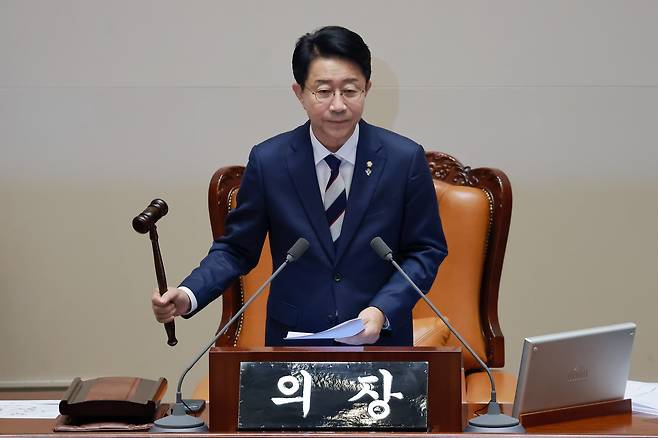 조정식 신임 국회의장이 5일 국회에서 22대 국회 후반기 의장단을 선출하기 위해 열린 본회의에서 국회부의장으로 더불어민주당 남인순 의원과 국민의힘 박덕흠 의원이 선출됐음을 선언하고 있다. /연합뉴스