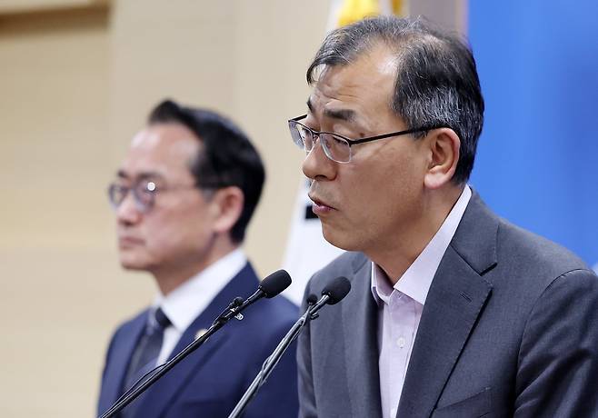 윤재수 중앙선거관리위원회 선거정책실장이 6·3 지방선거 본투표가 실시된 3일 경기 과천 중앙선관위원회에서 서울 송파구 등 일부 투표소에서 벌어진 투표용지 부족 사태 관련 기자회견에서 취재진 질문에 답변하고 있다./뉴스1