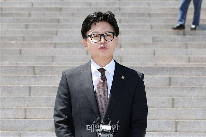 무소속 한동훈 의원이 5일 오후 서울 여의도 국회 본청 앞 계단에서 첫 등원 전 취재진과 지지자들 앞에서 소감을 밝히고 있다. ⓒ데일리안 홍금표 기자