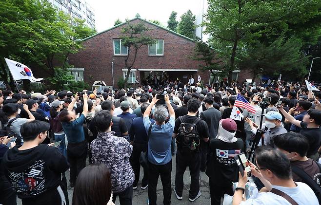 4일 제9회 전국동시지방선거 투표용지 부족 사태가 발생한 서울 송파구 잠실7동 제2투표소 앞에서 시민들이 투표함 반출을 막으며 구호를 외치고 있다. 2026.06.04 뉴시스