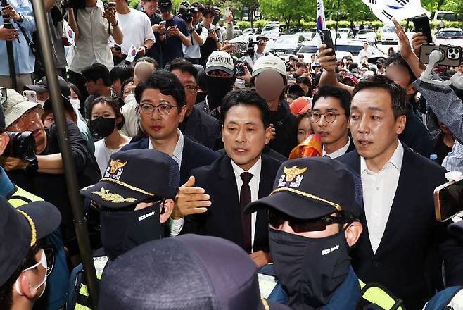 장동혁 국민의힘 대표가 5일 서울 송파구 잠실7동 제2투표소에서 이송된 투표함 개표소인 올림픽공원 핸드볼경기장에 도착하고 있다. 2026.6.5/뉴스1