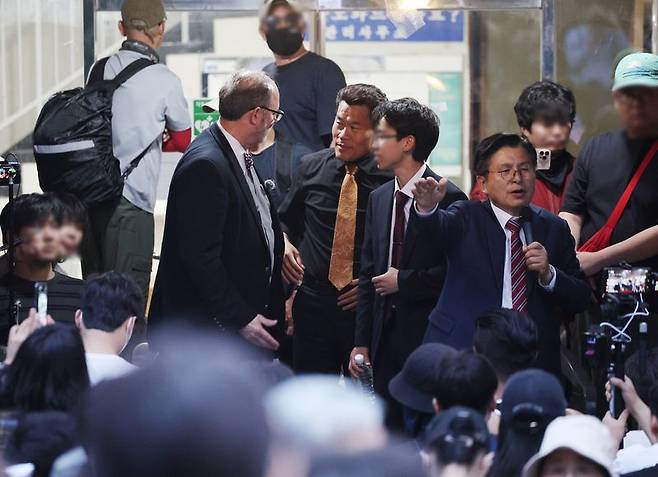 지난 4일 제9회 전국동시지방선거 투표용지 부족 사태가 발생한 서울 송파구 잠실7동 제2투표소 앞에서 황교안 자유와혁신 대표와 유튜버 전한길 씨 등이 대화하고 있다. /사진=뉴시스