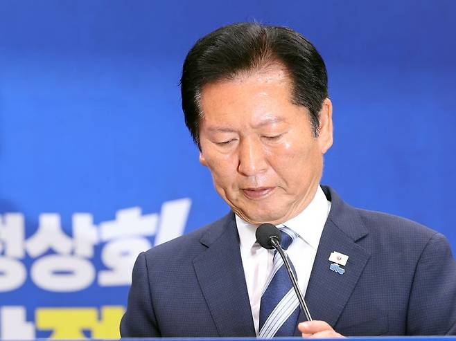 정청래 더불어민주당 대표가 4일 오전 서울 여의도 국회에서 열린 '6·3지방선거 결과' 관련 기자회견에서 마이크를 만지고 있다. 뉴스1