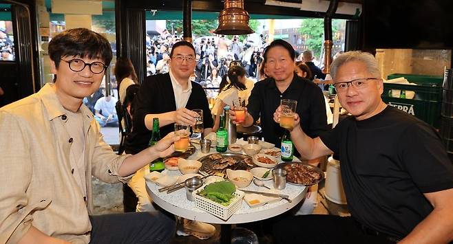 젠슨 황 엔비디아 최고경영자(CEO)가 5일 오후 서울 마포구 홍익대학교 인근의 삼겹살집에서 기업 총수들과 회동, 잔을 부딪치고 있다. 왼쪽부터 이해진 네이버 의장, 구광모 LG그룹 회장, 최태원 SK그룹 회장, 젠슨 황 엔비디아 최고경영자(CEO) (공동취재) 2026.6.5 ⓒ 뉴스1 이광호 기자 /사진=뉴스1