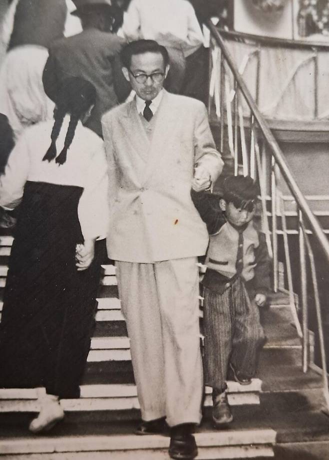 어린 시절 아버지 서용길 전 의원과 함께 한 서영철씨. 서영철 제공