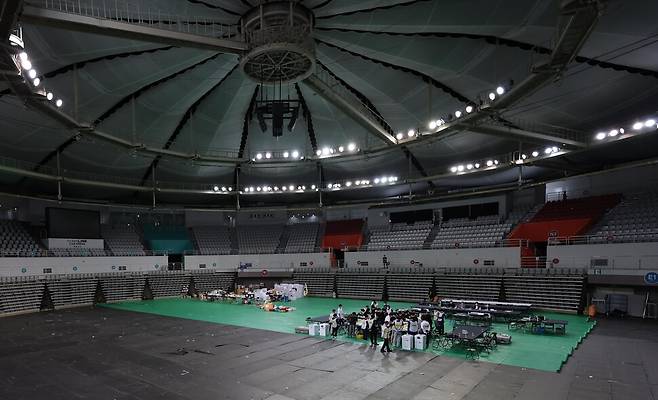 5일 서울 송파구 잠실7동 제2투표소에서 이송된 투표함이 개표소인 올림픽공원 핸드볼경기장에 도착해 참관인이 지켜보는 가운데 개표가 시작되고 있다. 연합뉴스