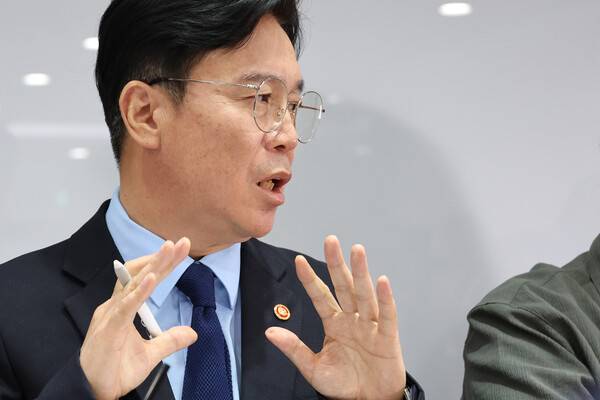 김영훈 고용노동부 장관이 지난 27일 정부세종청사 고용노동부 기자실에서 열린 출입기자단 차담회에서 국민주권정부 1년간 이룬 성과와 삼성전자 노사문제 등 노동 현안에 대해 발언하고 있다. 연합뉴스