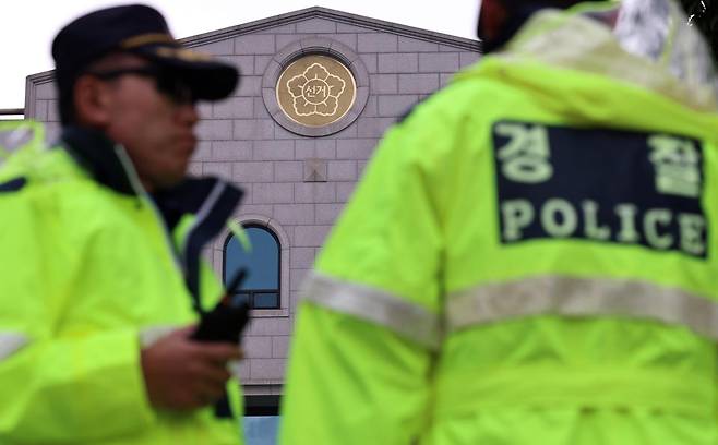 경찰 병력들이 4일 대규모 규탄 집회가 열린 경기 과천 중앙선거관리위원회 청사 인근을 통제하고 있다. 뉴스1
