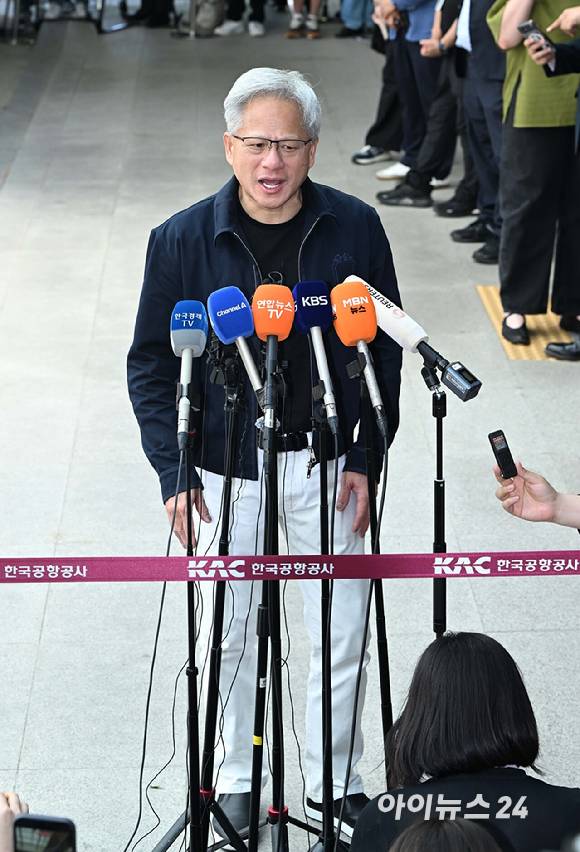 젠슨 황 엔비디아 최고경영자(CEO)가 5일 오후 전세기를 통해 서울김포비즈니스항공센터로 입국해 취재진의 질문에 답하고 있다. [사진=정소희 기자]