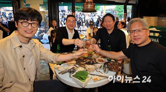 젠슨 황 엔비디아 최고경영자(CEO)가 5일 서울 마포구 서교동의 한 고깃집에서 최태원 SK회장, 구광모 LG회장, 이해진 네이버 의장과 삼겹살 회동을 하고 있다. [사진=곽영래 기자]