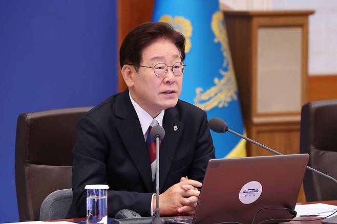 이재명 대통령이 4일 청와대에서 열린 수석보좌관회의에서 모두발언을 하고 있다. [청와대사진기자단]