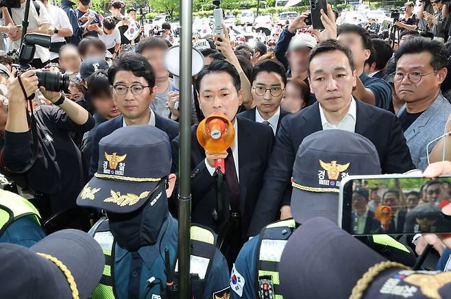 장동혁 국민의힘 대표가 5일 잠실7동 투표소에서 이송된 투표함 개표소인 올림픽공원 핸드볼경기장에 도착해 확성기를 이용해 발언하고 있다. 연합뉴스