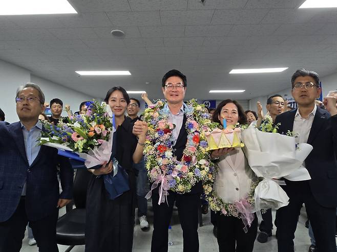▲ 더불어민주당 구자열 원주시장 당선인이 4일 새벽 당선이 확정되자 선거캠프에서 가족과 함께 환호하고 있다.  이기영 기자