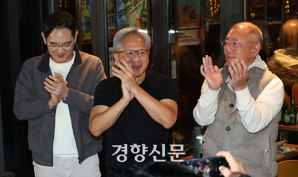 젠슨 황 엔비디아 최고경영자가 지난해 10월30일 서울 강남구 깐부치킨 삼성점에서 이재용 삼성전자 회장, 정의선 현대차그룹 회장과 함께 ‘치맥’ 회동 후 기념촬영을 하고 있다. 권도현 기자