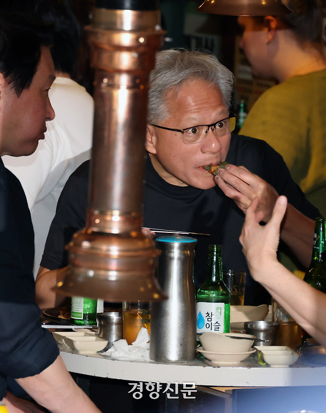 젠슨 황 엔비디아 최고경영자(CEO)가 5일 서울 마포구의 삼겹살 음식점 ‘형님 저요’에서 최태원 SK그룹 회장, 구광모 LG그룹 회장, 이해진 네이버 의장과 만찬을 하는 도중 깻잎쌈을 먹고 있다.  2026.06.05 김정근 선임기자