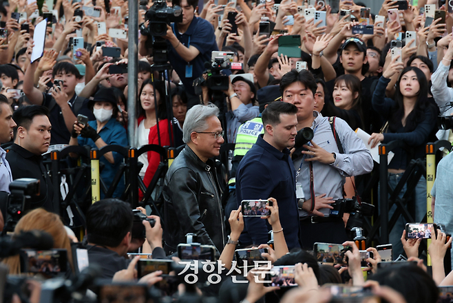 젠슨 황 엔비디아 최고경영자(CEO)가 5일 한국 기업 총수들과의 ‘삼소(삼겹살·소주) 회동’이 열린 서울 마포구 홍대입구 인근 삼겹살 음식점 ‘형님 저요’에 도착하고 있다. 김정근 선임기자