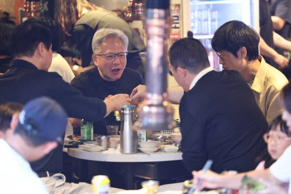 젠슨 황 엔비디아 최고경영자(CEO)와 최태원 SK그룹 회장, 구광모 LG그룹 회장, 이해진 네이버 의장이 5일 서울 마포구 홍대 인근 삼겹살 음식점 ‘형님 저요’에서 이른바 ‘삼소(삼겹살·소주) 회동’을 갖고 있다. 연합뉴스