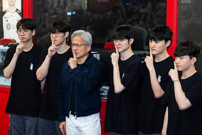 엔비디아 CEO 젠슨 황(왼쪽에서 3번째)이 페이커(왼쪽에서 4번째)를 비롯한 T1 프로게임단 선수와 만난 모습. 연합뉴스