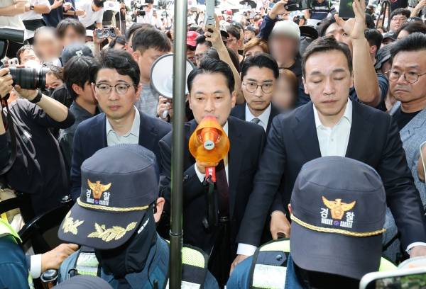 ▲2026년 6월 5일 장동혁 국민의힘 대표가 투표용지 부족 사태로 뒤늦게 개표가 진행 중인 서울 송파구 올림픽공원 개표소를 찾아 모여있던 시민들을 향해