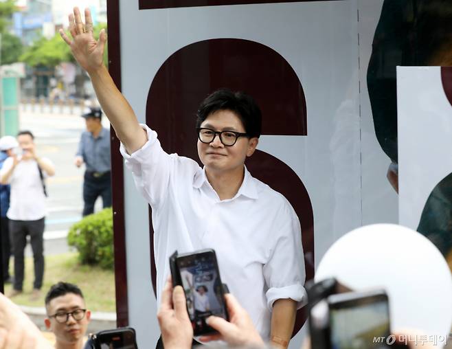 (부산=뉴스1) 윤일지 기자 = 한동훈 무소속 부산 북구갑 국회의원 보궐선거 당선인이 4일 오후 부산 북구 선거사무소에서 당선 관련 기자회견을 마친 뒤 유세차에 올라 지지자들에게 감사의 인사를 하고 있다. 2026.6.4/뉴스1  Copyright (C) 뉴스1. All rights reserved. 무단 전재 및 재배포,  AI학습 이용 금지. /사진=(부산=뉴스1) 윤일지 기자