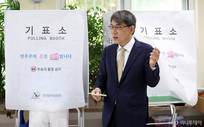 [서울=뉴시스] 최진석 기자 = 노태악 중앙선거관리위원회 위원장이 제9회 전국동시지방선거 선거일인 3일 서울 서초구 서래초등학교에 차려진 방배본동제2투표소에서 투표를 하고 있다. 2026.06.03. myjs@newsis.com /사진=최진석