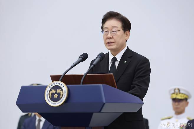 (성남=뉴스1) 이재명 기자 = 이재명 대통령이 5일 경기 성남시 서울공항에서 열린 한미 6·25전사자 유해 상호봉환식에서 추모사를 하고 있다. 2026.6.5/뉴스1  Copyright (C) 뉴스1. All rights reserved. 무단 전재 및 재배포,  AI학습 이용 금지. /사진=(성남=뉴스1) 이재명 기자