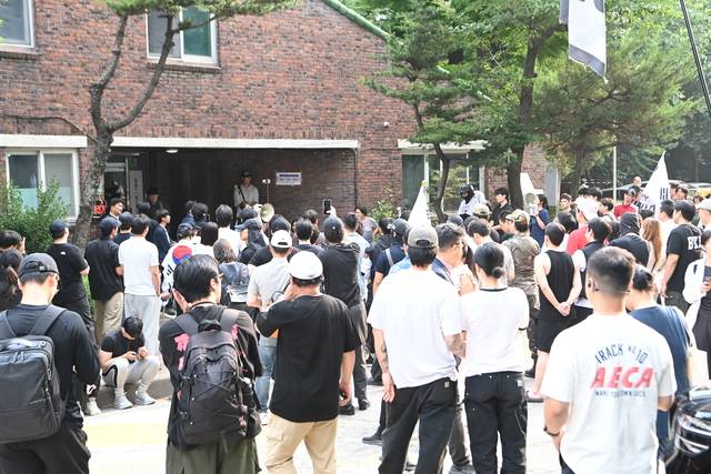 4일 오전 투표용지 부족으로 투표시간이 연장된 서울 송파구 잠실7동 제2투표소를 시민들이 에워싸고 있다. 김동훈기자