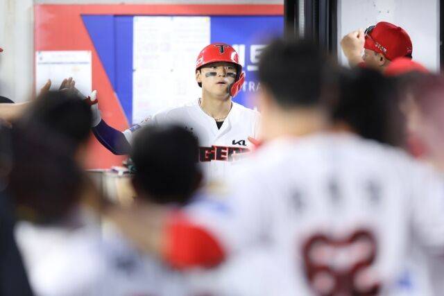 KIA 타이거즈 김도영이 4일 광주 KIA챔피언스필드에서 열린 롯데 자이언츠와의 홈 경기서 홈런을 치고 덕아웃에서 세리머니를 하고 있다./KIA 타이거즈 제공