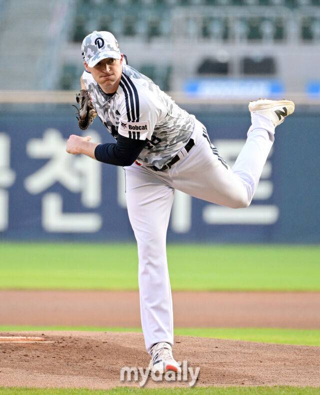 2026년 6월 2일 오후 서울 잠실구장에서 열린 '2026 신한 SOL KBO리그' 한화 이글스와 두산 베어스의 경기. 두산 선발투수 벤자민이 역투하고 있다./마이데일리