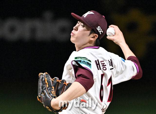 12일 오후 서울 고척스카이돔에서 진행된 '2026 프로야구 KBO리그' 키움 히어로즈와 한화 이글스의 경기. 키움 선발투수 배동현이 역투하고 있다.