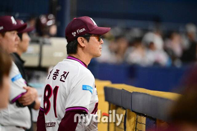 2026년 5월 27일 오후 서울 고척스카이돔에서 열린 '2026 신한 SOL KBO리그' KIA 타이거즈와 키움 히어로즈의 경기. 키움 설종진 감독이 그라운드를 지켜보고 있다.