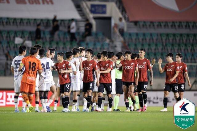 부산과 충남아산이 5일 부산 구덕운동장에서 열린 하나은행 K리그2 2026 14라운드에서 2-2로 비겼다./프로축구연맹 제공
