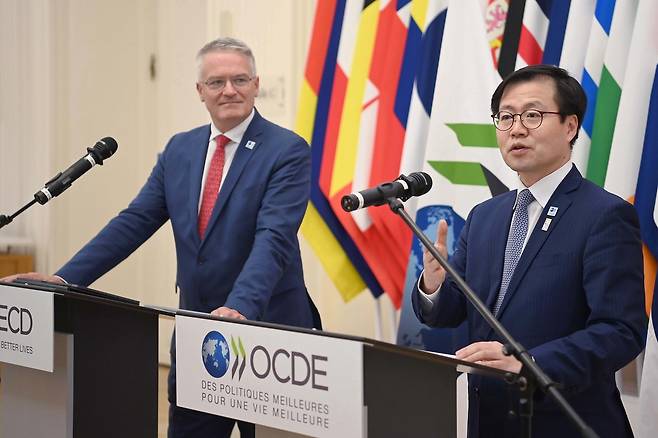 여한구 산업통상부 통상교섭본부장이 지난 3일(현지시간) 프랑스 파리에서 ‘2026 OECD 각료이사회’ 참석 계기에  OECD 보고서 발간 기념행사에 참석, 축사를 하고 있다. [산업통상부 제공]