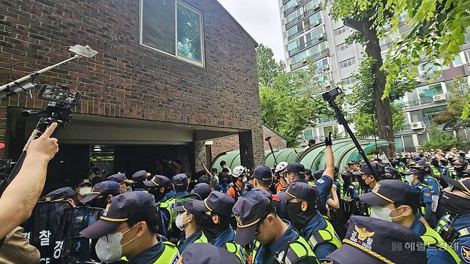 5일 오전 8시40분께 서울 송파구 잠실7동 제2투표소로 경찰이 진입하고 있다. 이우중 수습기자