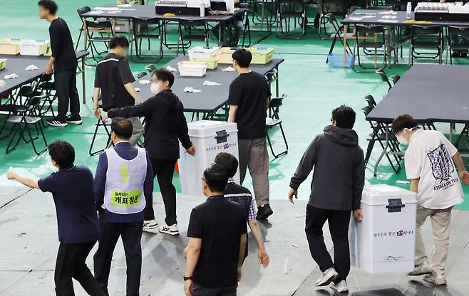 5일 서울 송파구 잠실7동 제2투표소에서 이송된 투표함이 개표소인 올림픽공원 핸드볼경기장에 도착하고 있다. [연합]
