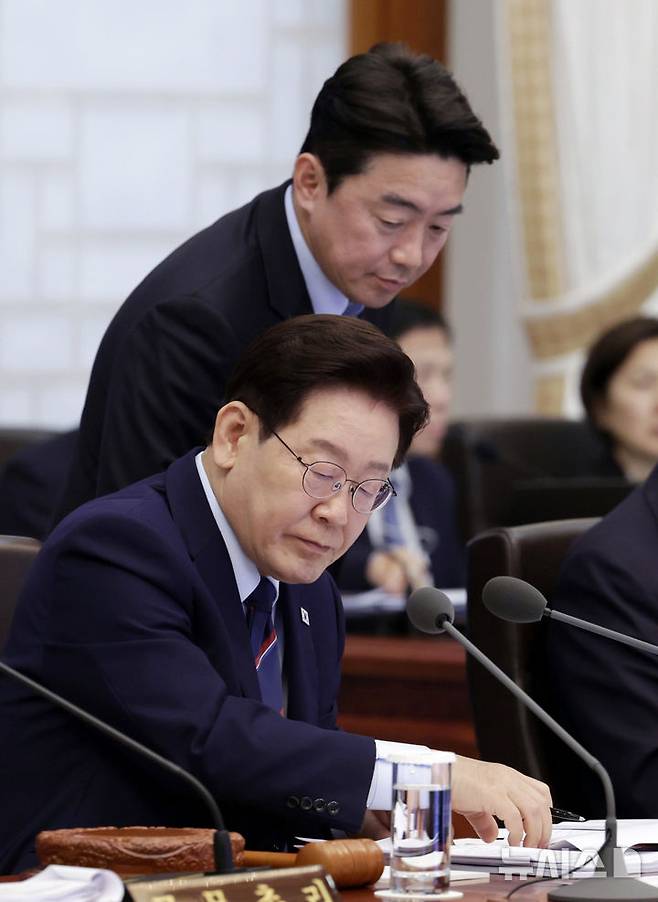 [서울=뉴시스] 최동준 기자 = 이재명 대통령이 12일 청와대에서 열린 국무회의 겸 제8차 비상경제점검회의에서 강훈식 비서실장으로부터 보고를 받고 있다. 2026.05.12. photocdj@newsis.com