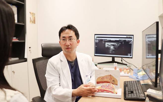[서울=뉴시스] 4일 의료계에 따르면 치밀유방은 유선조직과 섬유조직이 많아 유방촬영술에서 작은 병변을 구분하기 어려운 경우가 있다. 이 경우 유방초음파를 함께 시행할 수 있으며, 낭종, 섬유선종, 섬유낭성 변화, 유관확장증 등 다양한 병변이 발견되기도 한다. (사진=세란병원 제공) 2026.06.04. photo@newsis.com *재판매 및 DB 금지