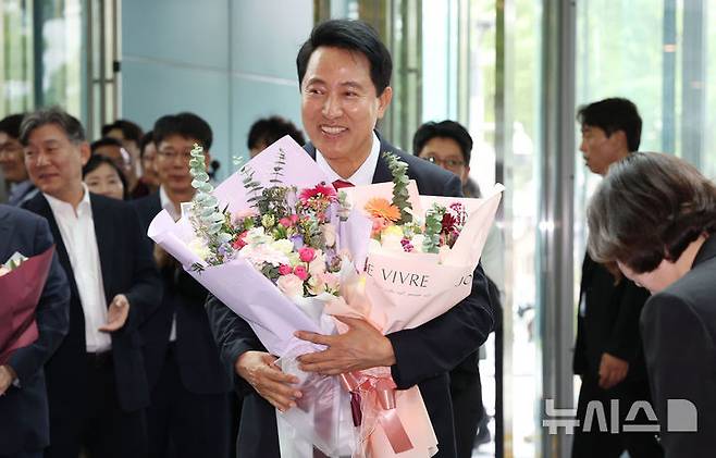 [서울=뉴시스] 김선웅 기자 = 오세훈 서울특별시장 당선인이 4일 서울시청에서 직원들에게 꽃다발을 받고 있다. (공동취재) 2026.06.04. photo@newsis.com