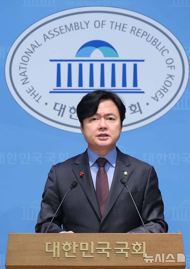 [서울=뉴시스] 조성봉 기자 = 김현정 더불어민주당 원내대변인이 지난 2월 8일 오후 서울 여의도 국회 소통관에서 '국민의힘 새 당명 발표', '장동혁 대표의 주택 6채' 등에 대한 브리핑을 하고 있다. 2026.02.08.suncho21@newsis.com
