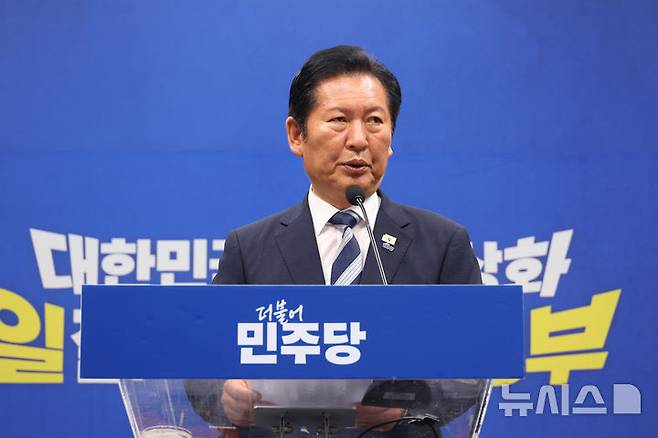[서울=뉴시스] 고승민 기자 = 정청래 더불어민주당 총괄상임선대위원장이 4일 서울 여의도 국회에서 기자회견을 하고 있다. 2026.06.04. kkssmm99@newsis.com