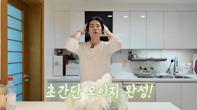 [서울=뉴시스] 지난 3일 배우 김강우(47)가 자신의 유튜브 채널을 통해 오이지를 담그는 영상을 공개했다. (사진=김강우 유튜브 채널 캡처)