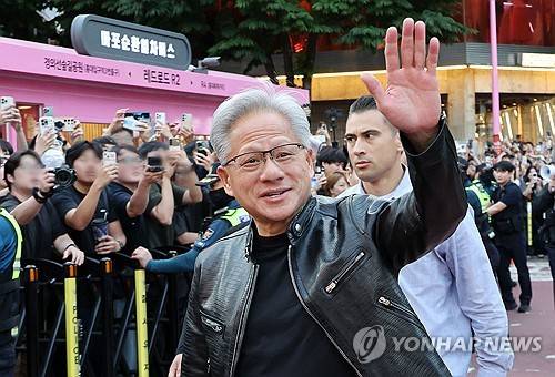젠슨 황, '삼겹살 먹으러 왔어요' 젠슨 황 엔비디아 최고경영자(CEO)가 5일 서울 마포구 홍대 인근 삼겹살 음식점 '형님 저요'에서 최태원 SK그룹 회장, 구광모 LG그룹 회장, 이해진 네이버 의장과 '삼소(삼겹살·소주) 회동’을 하기 위해 이동하고 있다. [공동취재]