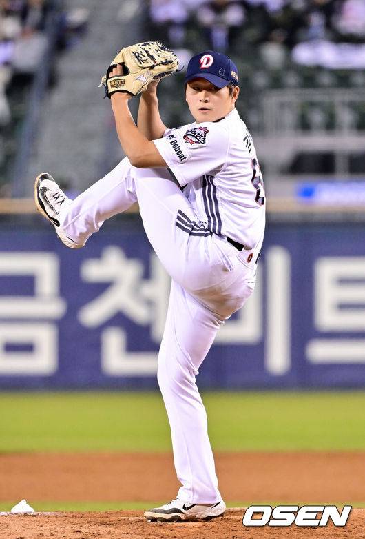 [OSEN=잠실, 박준형 기자] 두산 베어스가 8일 잠실구장에서 열린 2026 신한은행 SOL Bank KBO리그 키움 히어로즈와 홈경기에서 7-3 승리를 거뒀다. 선발 등판한 2년 차 우완 최민석이 5⅔이닝 동안 3피안타 6탈삼진 5볼넷 무실점 호투를 펼치면서 시즌 첫 승 사냥에 성공했다.9회초 두산 김택연 마무리 투수가 역투하고 있다.   2026.04.08 / soul1014@osen.co.kr
