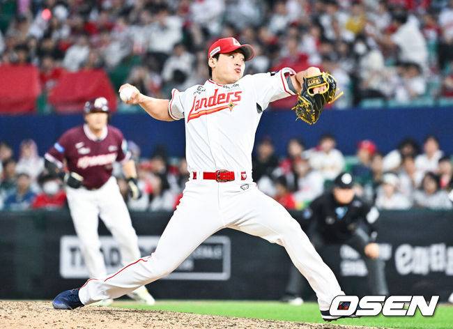 [OSEN=인천, 박준형 기자] 3일 인천 SSG랜더스필드에서 ‘2026 신한 SOL Bank KBO리그’ SSG 랜더스와 키움 히어로즈의 경기가 열렸다.이날 경기에서 SSG는 백승건을, 키움은 로젠버그를 선발투수로 내세웠다.9회초 SSG 조병현 투수가 역투하고 있다.    2026.06.03 / soul1014@osen.co.kr